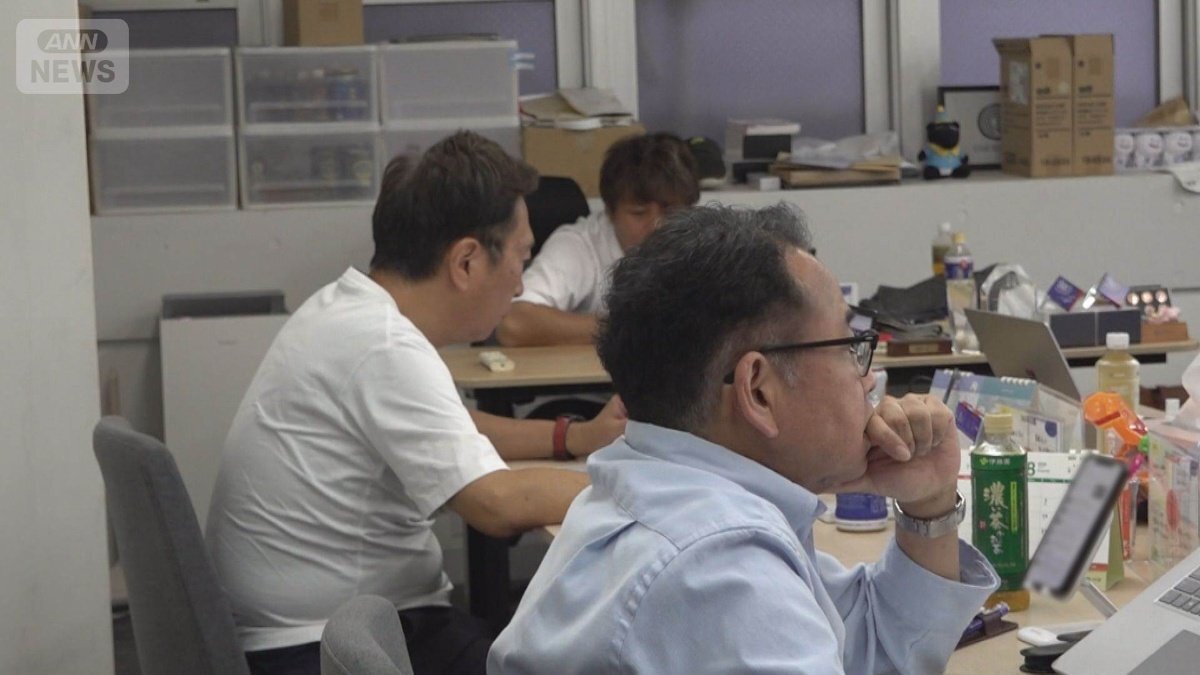 オールドルーキー株式会社の会議風景。中高年社員が活き活きと働く様子。