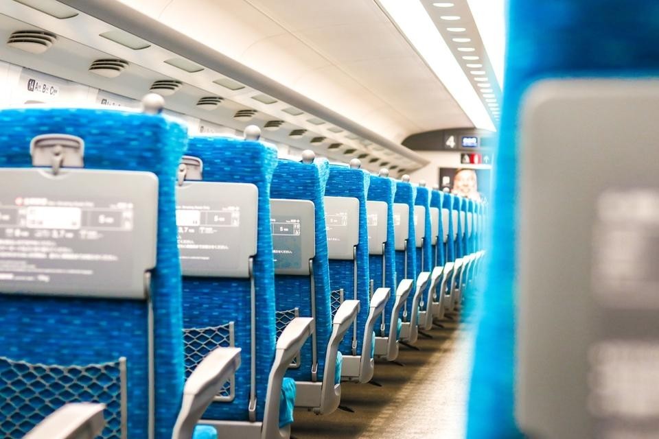 ドイツ高速鉄道ICEの車内で、乗客が互いにコミュニケーションを取りやすい座席配置のイメージ