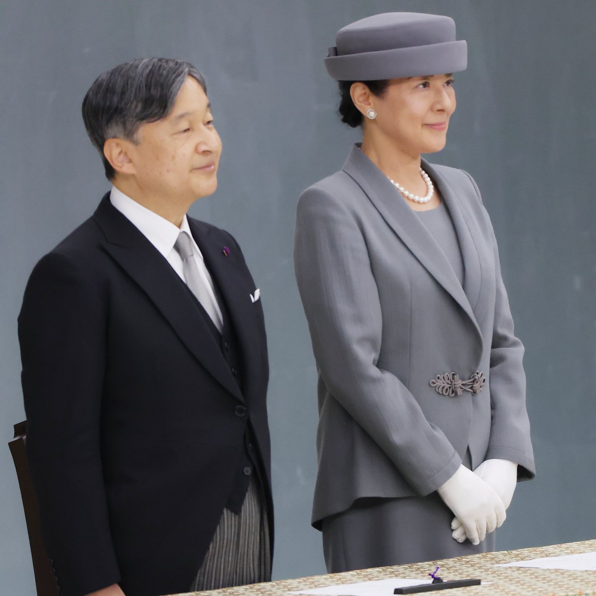 全国戦没者追悼式で深い祈りを捧げられる天皇皇后両陛下