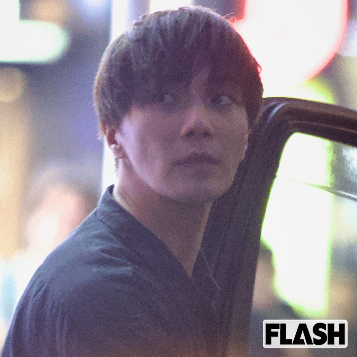 歌舞伎町の路上に立つ俳優・成宮寛貴の姿。マスクなどをしておらず、リラックスした様子に見える。