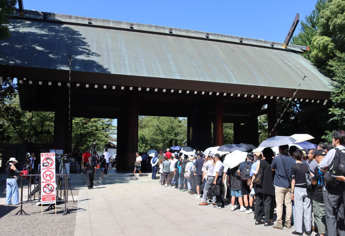 2025年8月15日、多くの参拝者で賑わう靖国神社