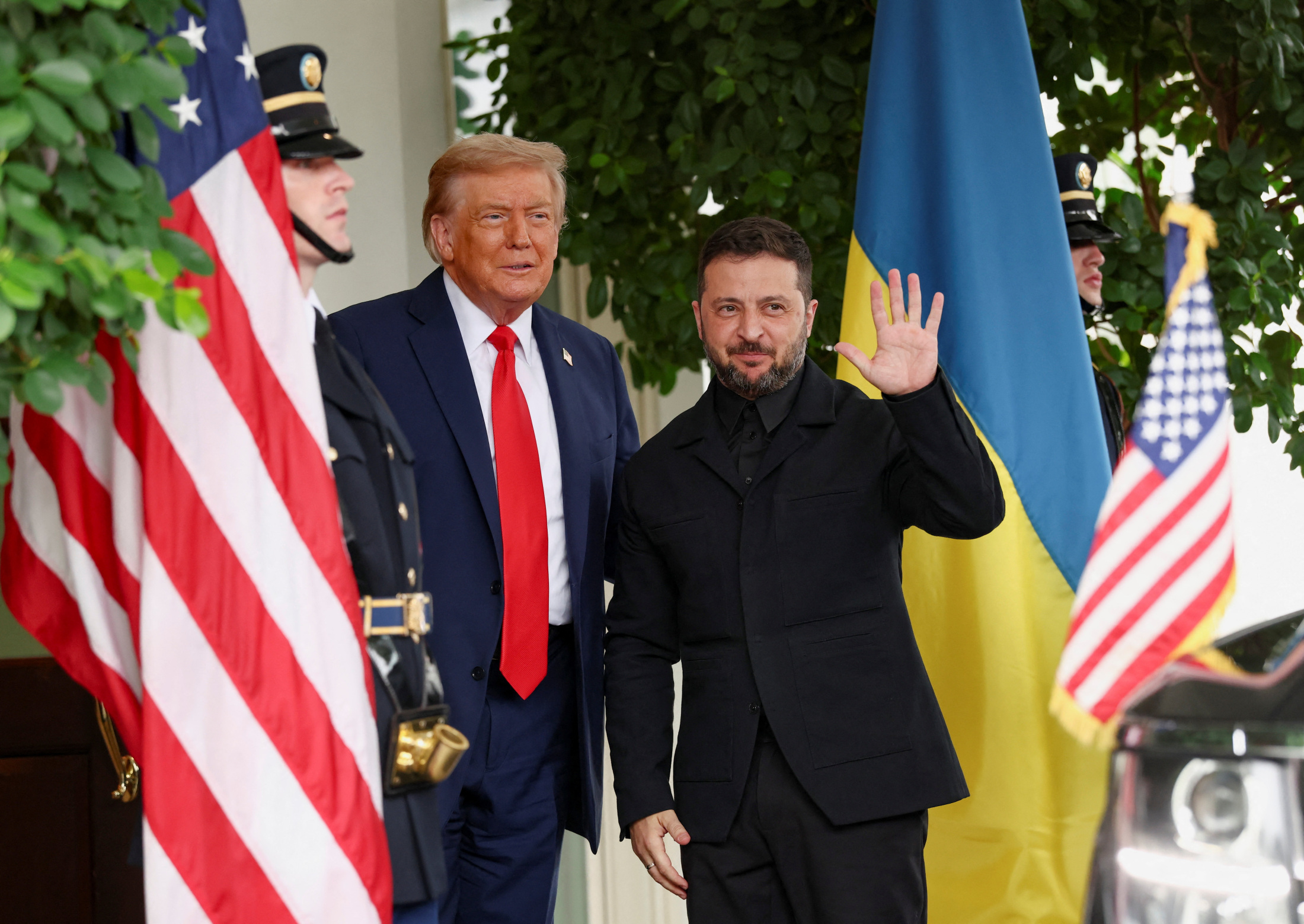 ゼレンスキー大統領が米ホワイトハウスでトランプ前大統領との国際会談に臨む際の、よりフォーマルな黒いアンサンブル姿。両首脳の外交的な雰囲気を伝える一枚。