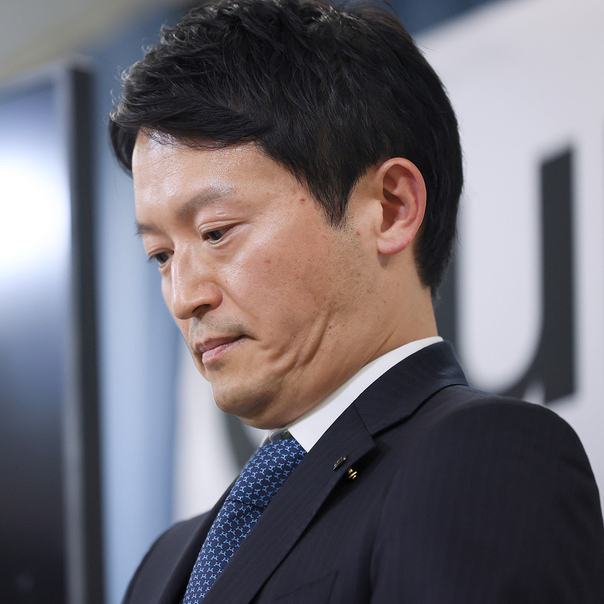 斎藤元彦兵庫県知事が終戦記念日にインスタグラムに投稿した、笑顔でかき氷を持つ自身の写真。