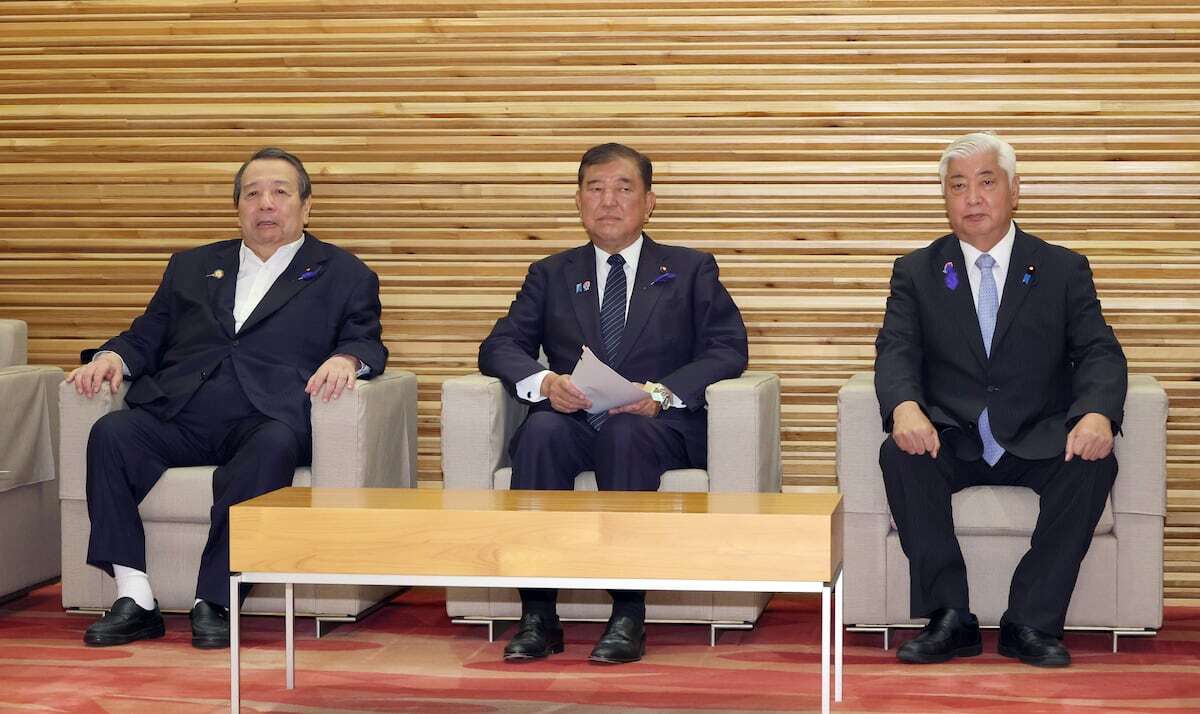 閣議に臨む石破茂首相と閣僚たち、日本政府のスパイ対策強化を議論