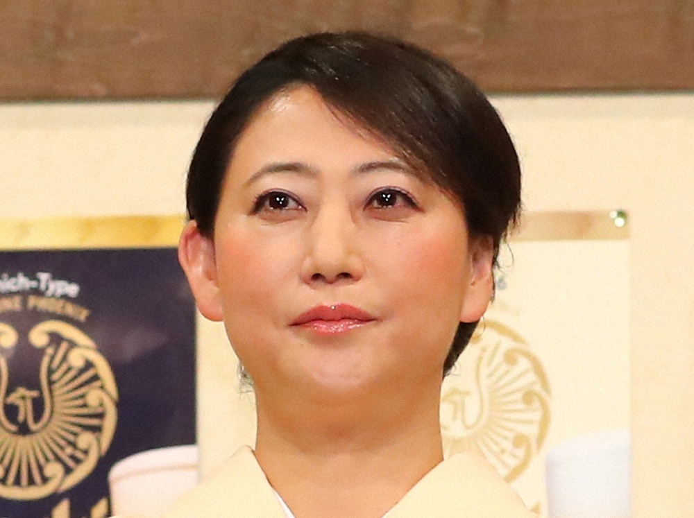 友近が宅配便の段ボール処理について熱弁する様子。ゴキブリ対策として玄関での開封を推奨。