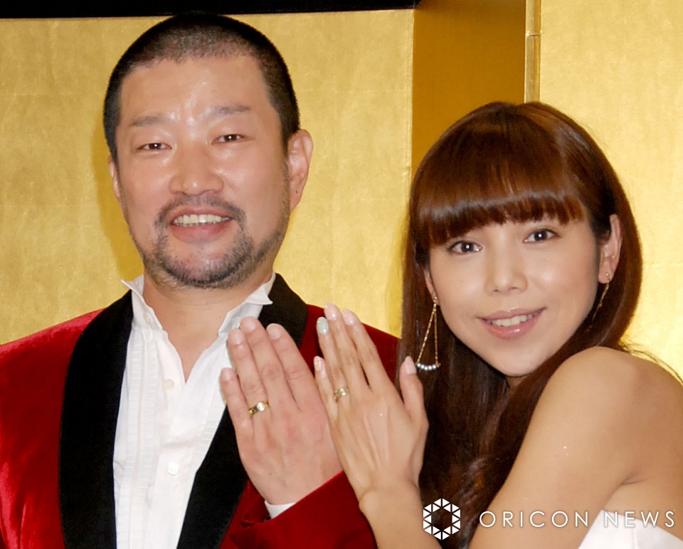 お笑い芸人の木村祐一と妻で俳優の西方凌夫妻が笑顔で並ぶ写真。