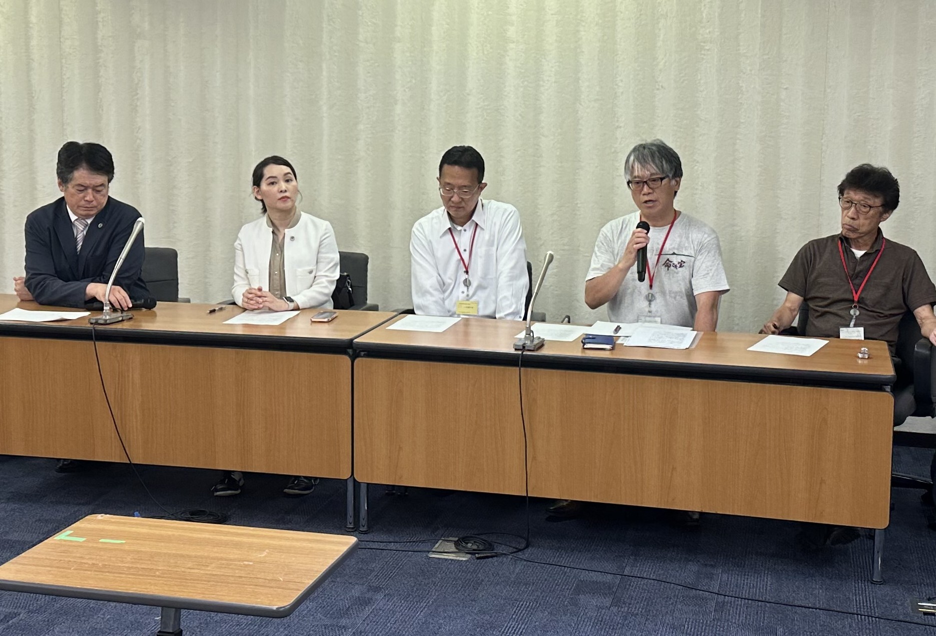 東京都内の厚生労働省で記者会見を行うバス労働組合関係者と弁護士たち。バス運転士不足の深刻化に対応し、労働条件改善を訴える共同アピールを発表する様子。