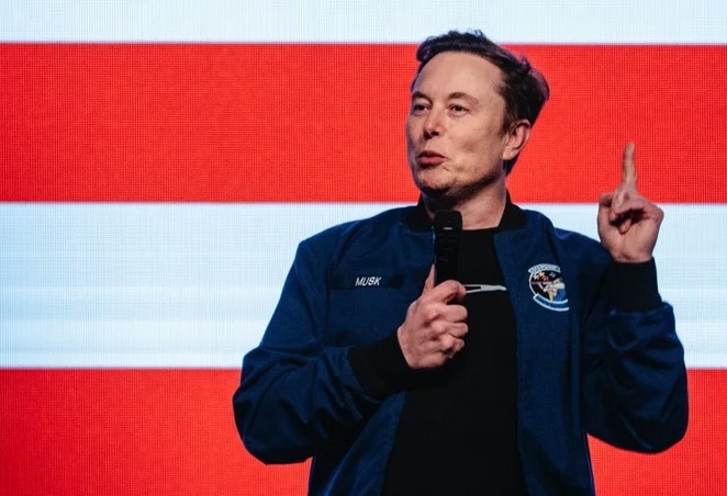 父親からの「死んだ」発言が注目される中、公の場で演説するイーロン・マスク氏