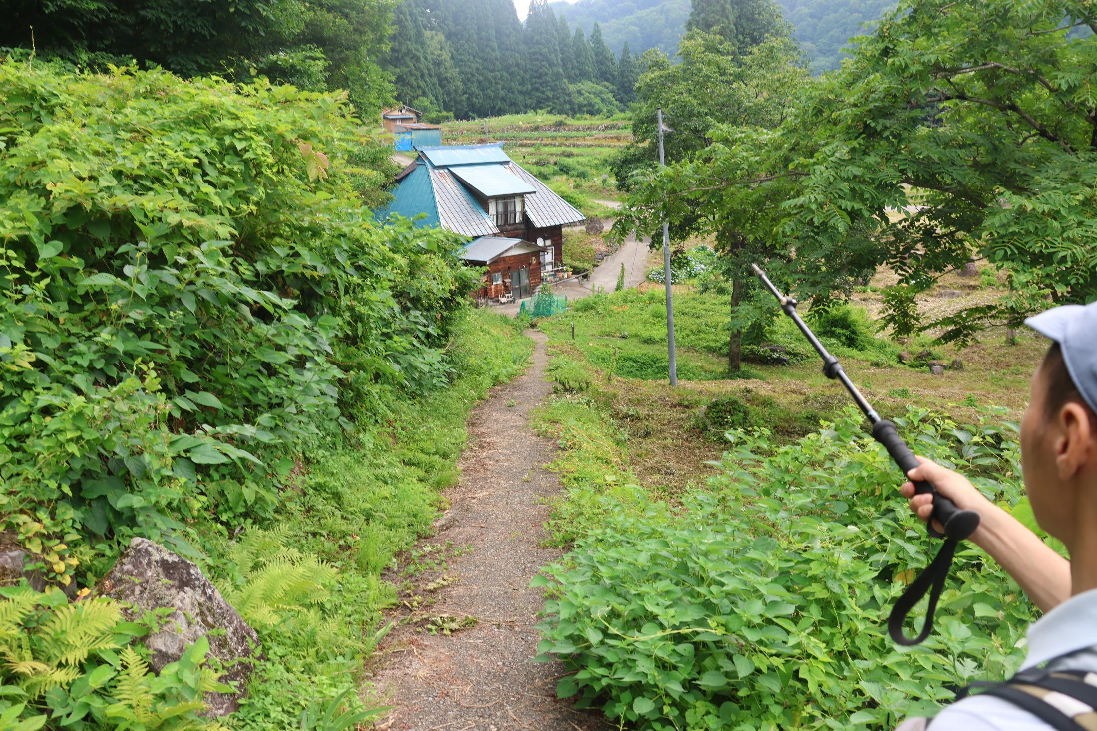 信越トレイルの里エリア、伝統的な家屋が点在する集落の小道