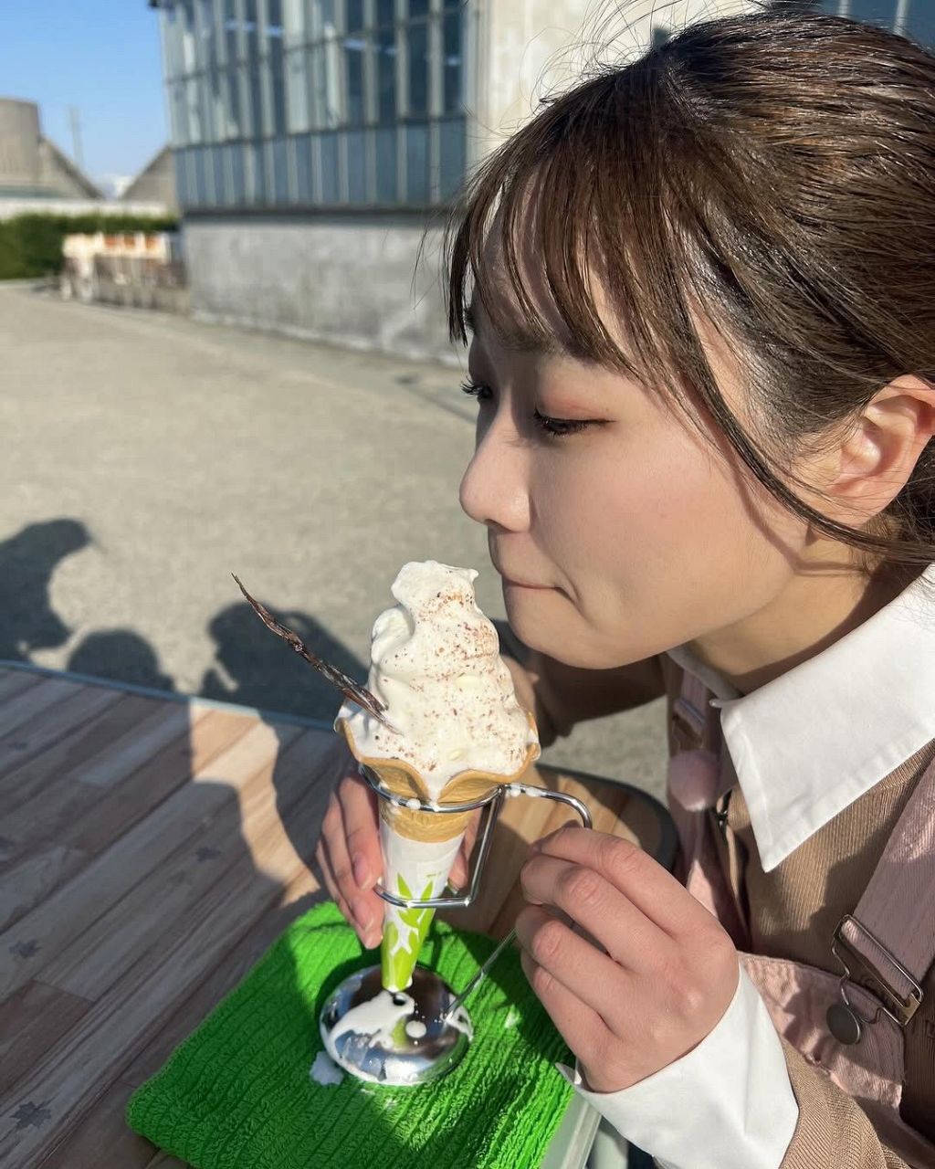 堀元優花アナウンサーが京都・天橋立で披露した大胆な「股のぞき」ショット。お盆休みの旅行で訪れた際の楽しそうな様子がSNSで大反響を呼んだ一枚。(画像：堀元優花アナウンサー公式インスタグラムより)