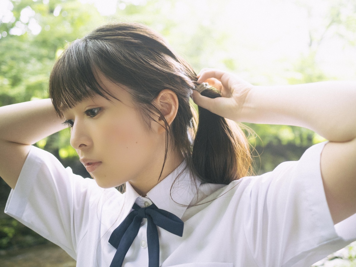 乃木坂46 小川彩、夏の川辺で制服姿を披露 「B.L.T. SUMMER