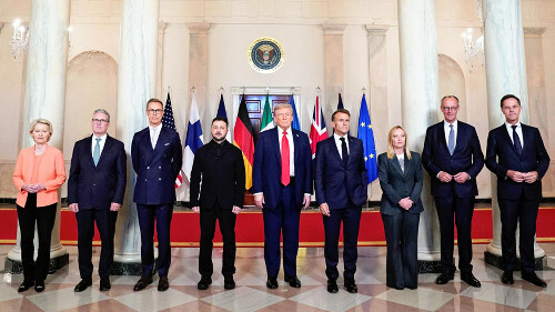 ホワイトハウスでのウクライナ情勢協議。トランプ大統領、ゼレンスキー大統領、欧州首脳が一堂に会し、和平に向けた対話を模索する様子。