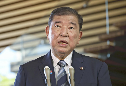 首相官邸で記者団の質問に答える石破首相。退陣圧力が強まる中、その動向に注目が集まる。