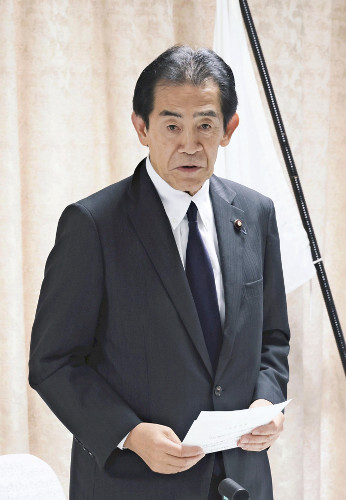 自民党本部で開かれた総裁選挙管理委員会の会合で挨拶する逢沢一郎委員長。臨時総裁選の実施判断に向けた協議が開始された。