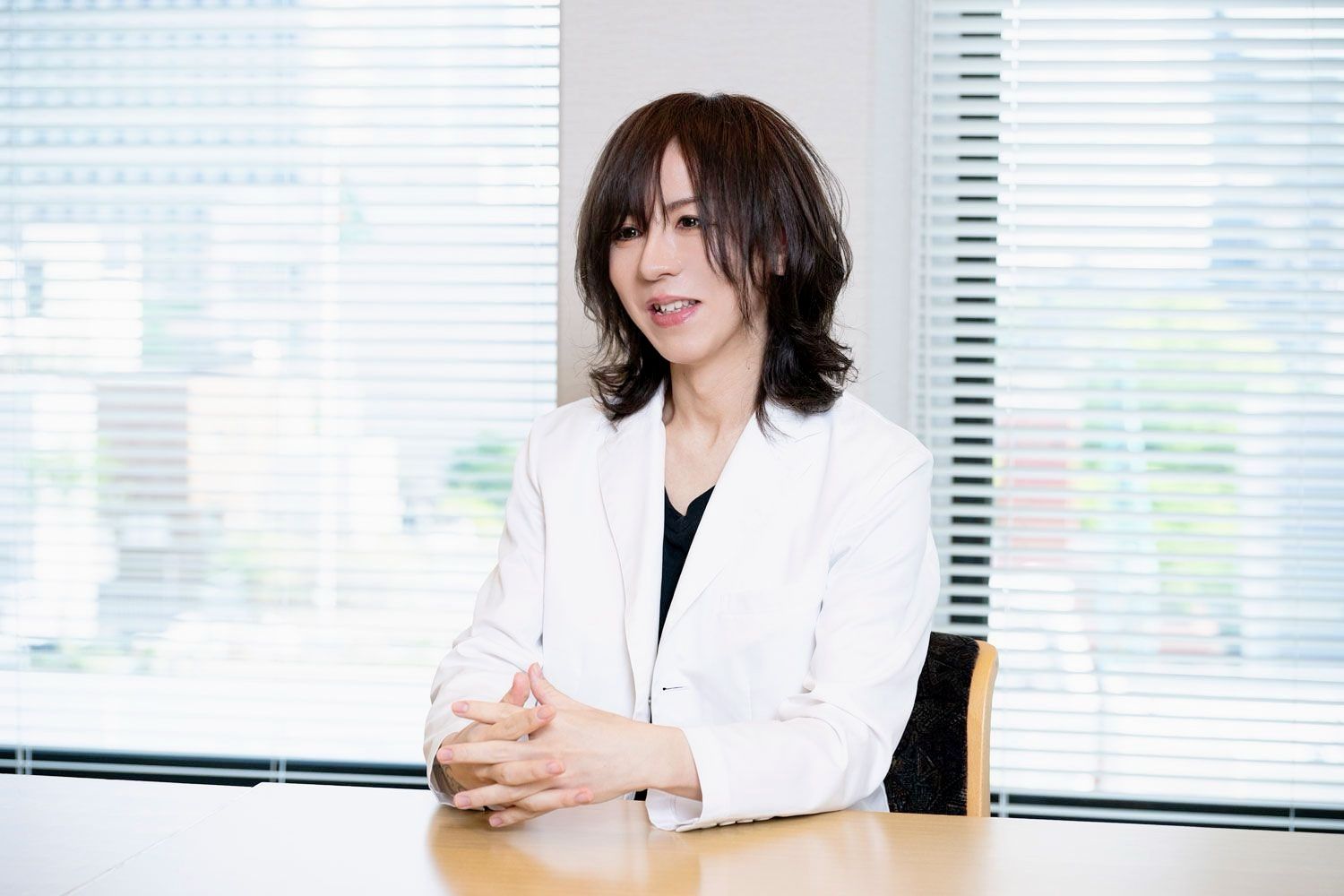 エステティシャンとして活躍する元ヴィジュアル系バンド「ν[NEU]」のベーシスト、ヒィロ氏。音楽活動引退から転身後の新たなキャリアを語る。