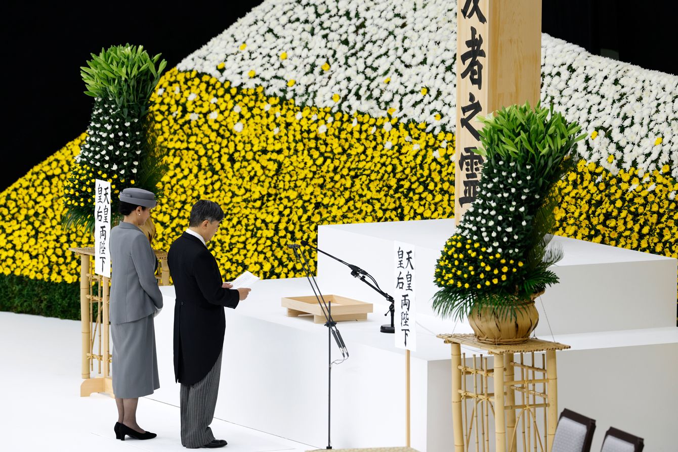 終戦記念日に全国戦没者追悼式に臨席され、平和への願いを述べられる天皇皇后両陛下