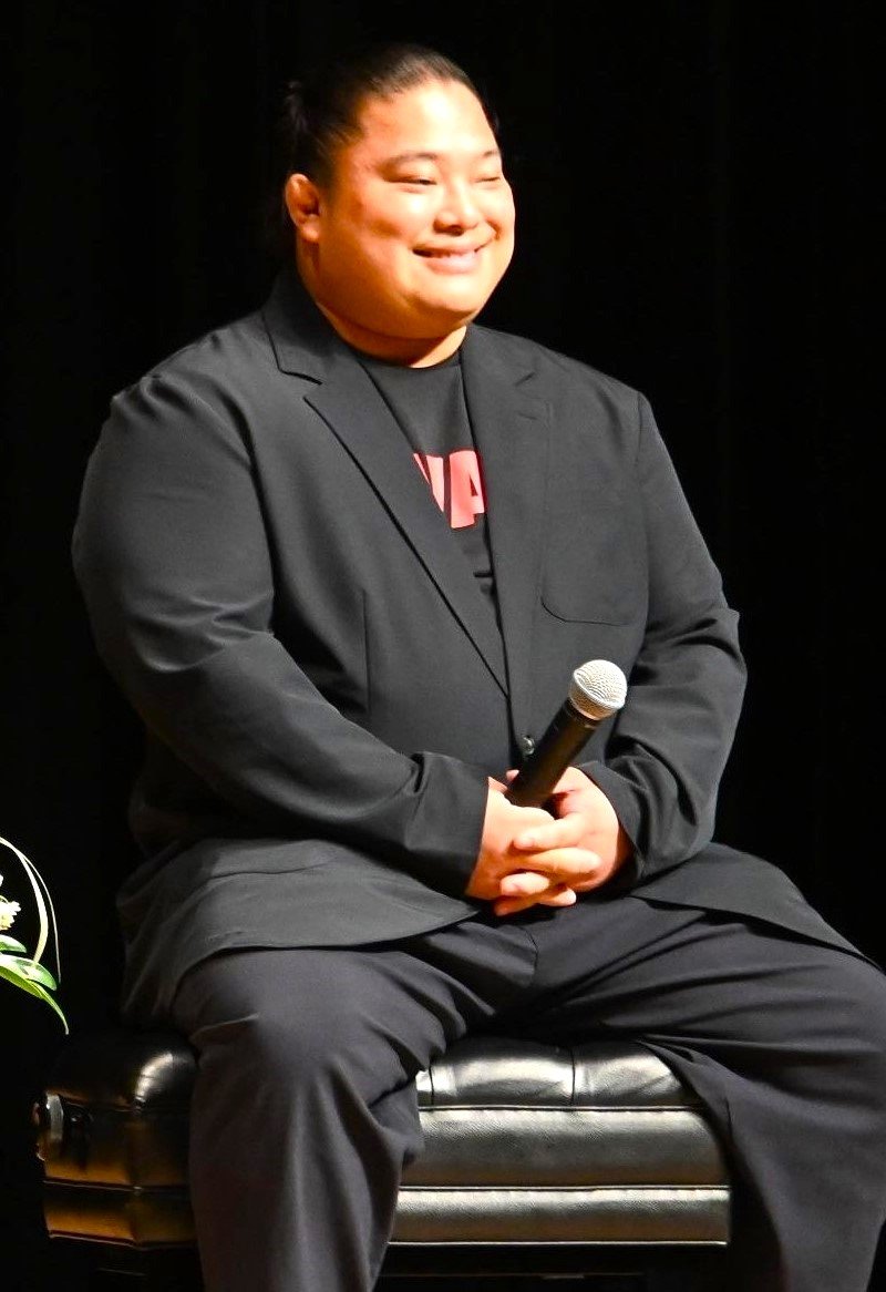 神田明神を背景に「VIVANT」の衣装で両腕を広げる富栄ドラム