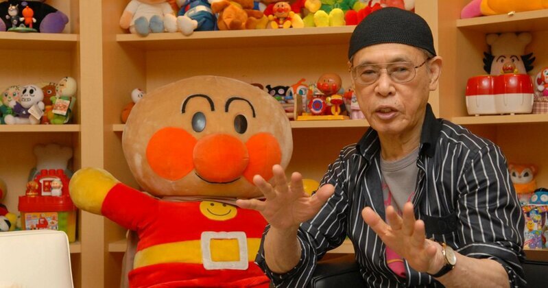 アンパンマンの原作者、やなせたかし氏のポートレート。彼が手掛けたアンパンマンは、初期の不評を乗り越え、国民的キャラクターへと成長した。