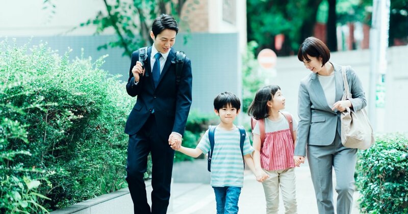 子どもの将来の職業選択について考える親子