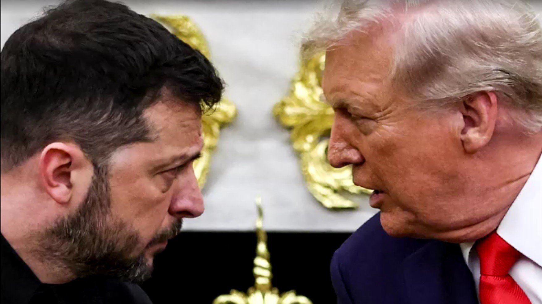 トランプ大統領とゼレンスキー大統領がホワイトハウスで握手を交わす歴史的な会談の様子
