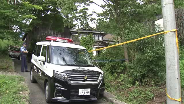秋田県大仙市で発生した殺人事件の現場、静かな住宅街に警察の捜査車両