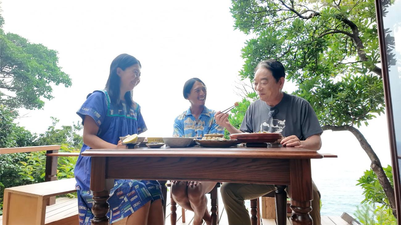 BSテレ東の特別番組「自給自足ファミリー2025夏」のキービジュアル。自然豊かな秘境で、手作りの生活を営む家族の温かい日常が描かれている。