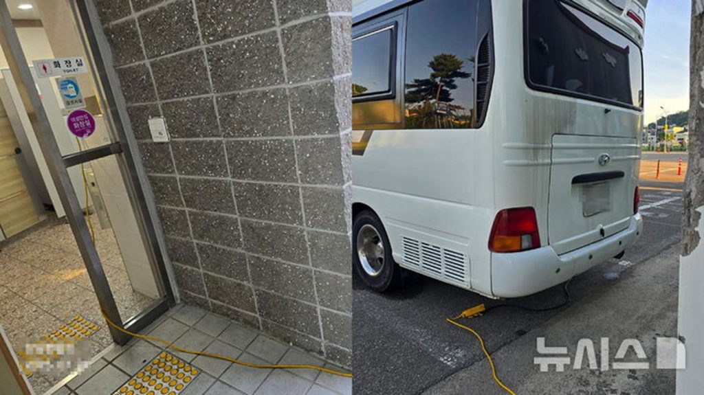 韓国・大浦港の公衆トイレから無断で延長コードを使い電気を盗むキャンピングカー
