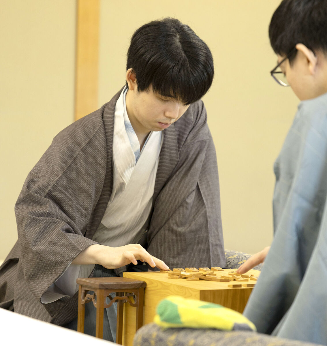 対局初日を終え、対局室での異例の音声トラブルにも動じず冷静な表情を見せる藤井聡太王位
