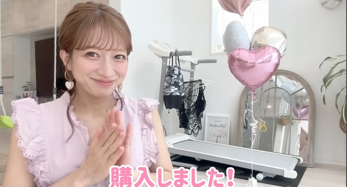 辻希美が新しく購入したルイ・ヴィトンのブランドバッグをYouTube動画で披露し、喜びを隠せない様子。