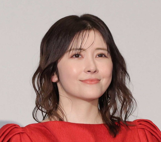 宮澤エマさんが映画『国宝』の役柄「極妻」姿でカメラを見つめる姿。その美しさと迫力が話題に。