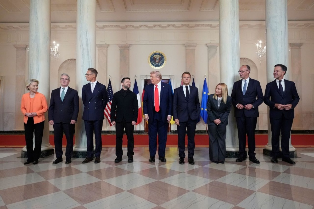 ホワイトハウスで写真撮影に応じるトランプ米大統領、ゼレンスキー・ウクライナ大統領、欧州首脳陣。西側同盟の結束を示す重要な会合の一幕。