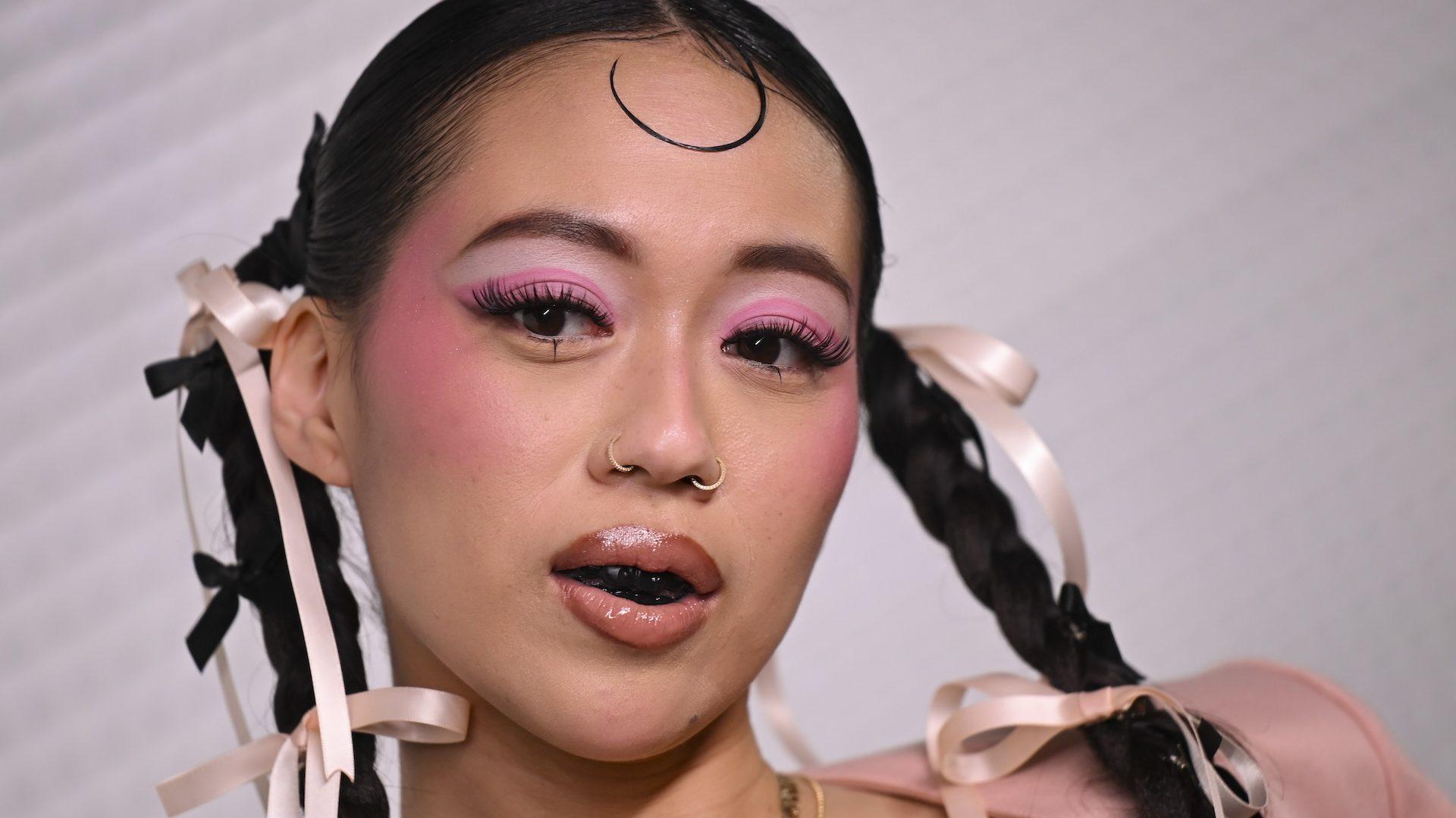 「黒いグリル」を装着したベトナム系アメリカ人歌手セイラー。伝統と現代ファッションを融合させた美的表現