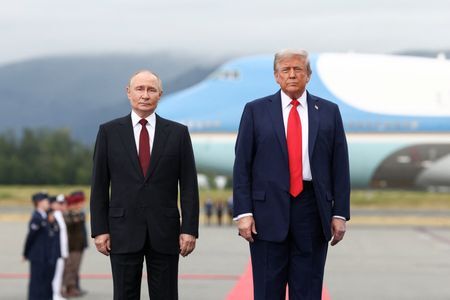 トランプ米大統領がウクライナへの安全保障における米軍地上部隊派遣を否定する様子。アラスカ州での撮影風景。