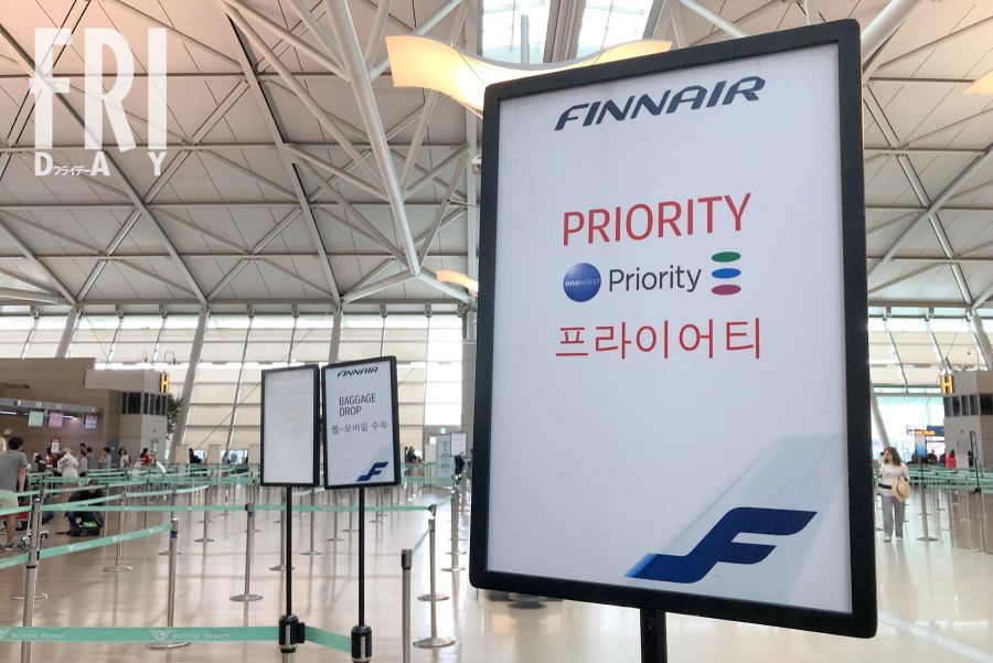 仁川国際空港のフィンエアーカウンター。ソウル発航空券の手続きは英語または韓国語で行われるが、日本の空港と流れは同じ。