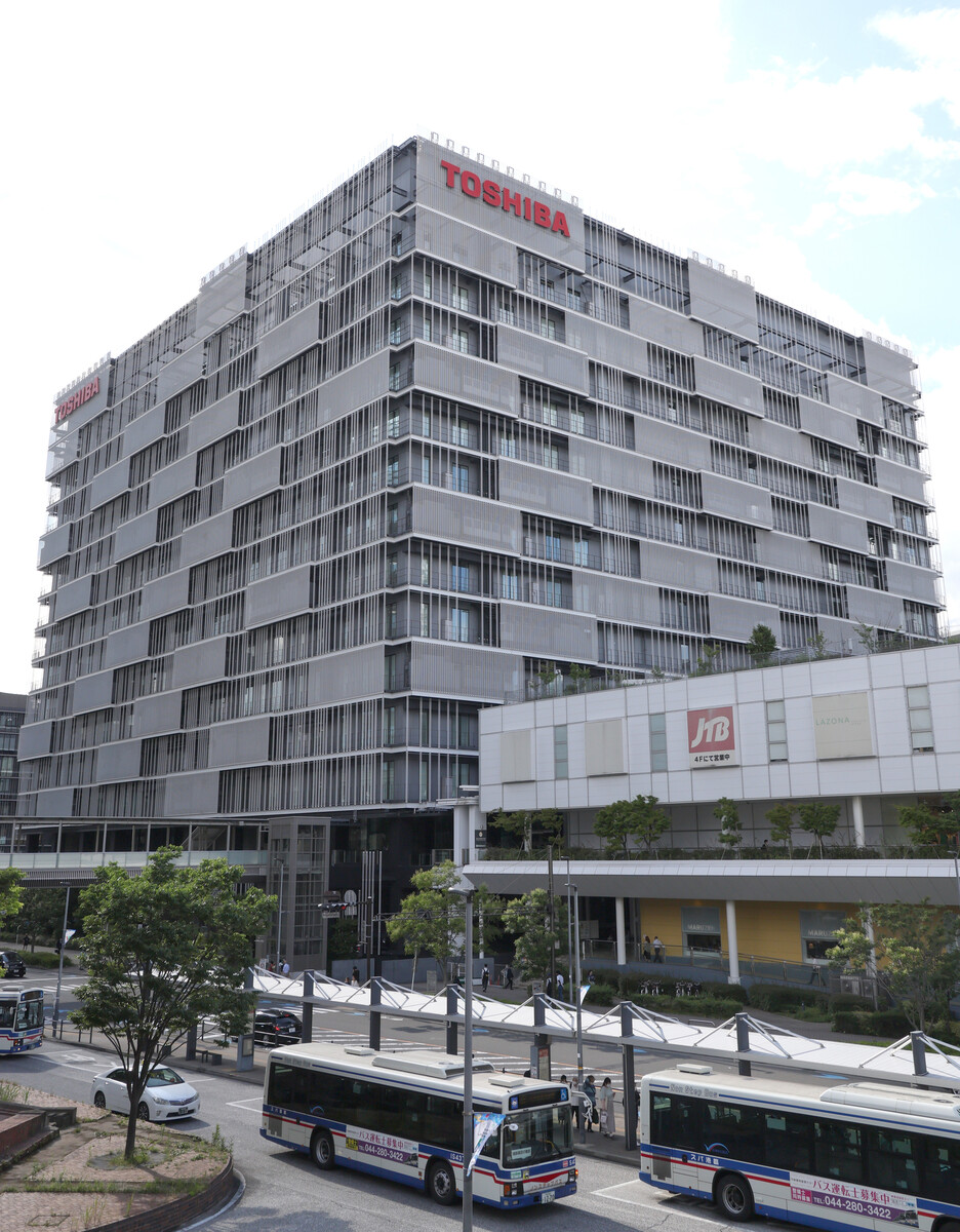 東芝が本社を移転した川崎市幸区のビル外観。大手メーカーの本社移転戦略とリモートワークの影響を示す象徴的な風景。