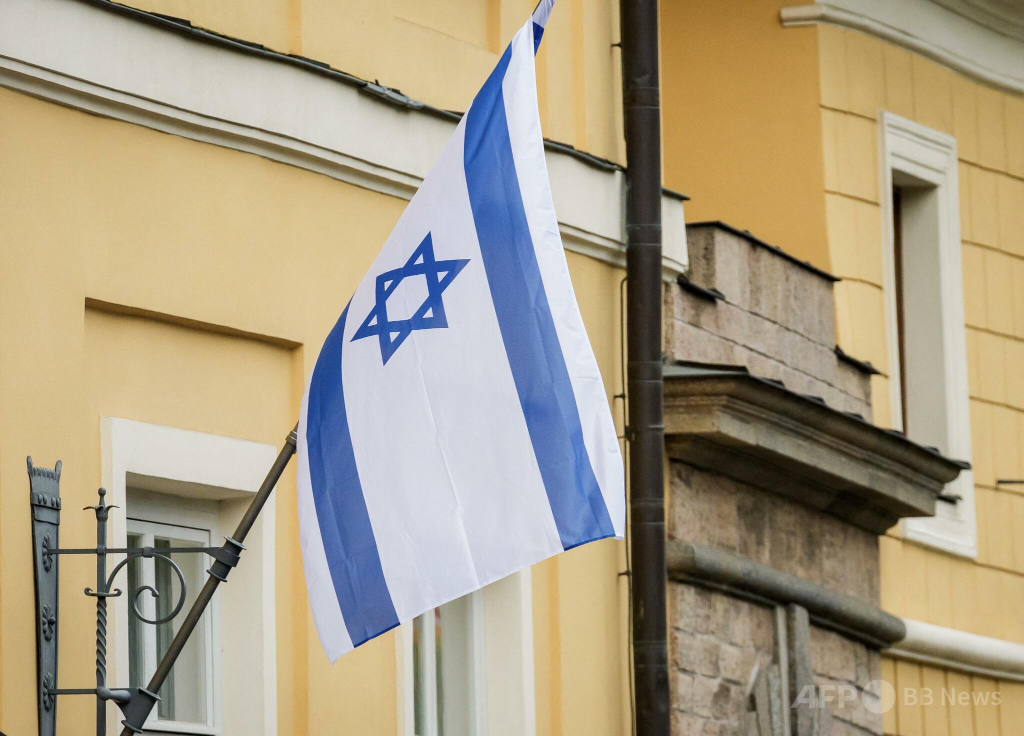 イスラエルの国旗が青空の下でなびいている様子。米国での政府高官逮捕事件に関連。