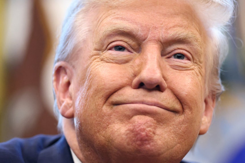 米国のホワイトハウス、オーバルオフィスにて執務中のドナルド・トランプ前大統領