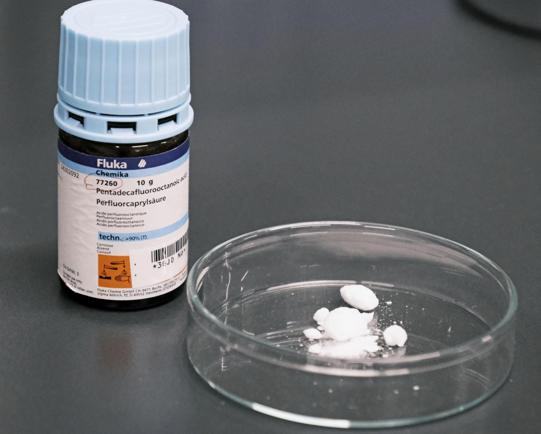 環境中に存在する有機フッ素化合物（PFAS）のイメージ。下水汚泥からの検出問題に関連。