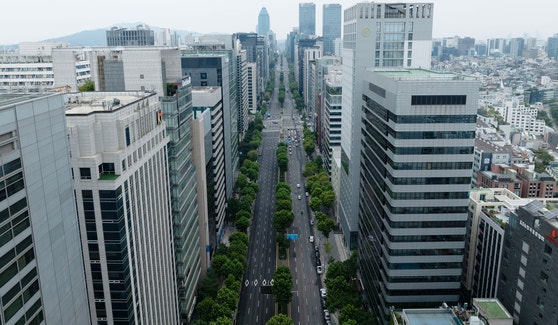 ソウル江南区のテヘラン路のビジネス街。韓国経済の動向を示す象徴的な風景。