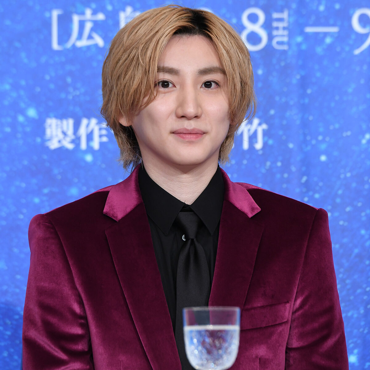 SixTONES京本大我がXに投稿した、自己紹介サンダルと注目を集めたすね毛が写る下半身ショット