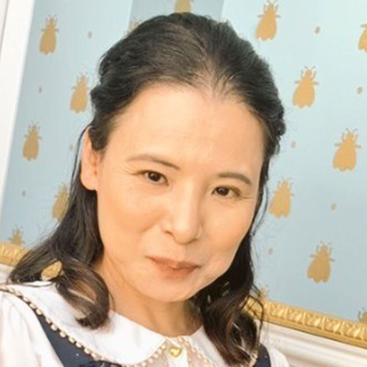 将棋の対局を解説する竹部さゆり女流棋士。真剣な表情で大盤を指している。