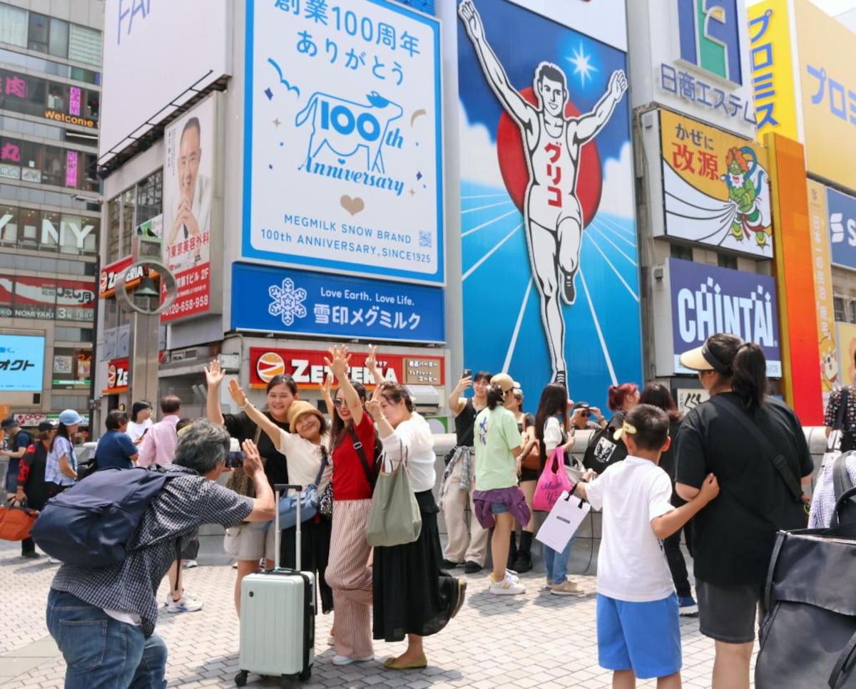 大阪・心斎橋周辺の賑わいと特区民泊の現状を示す景観
