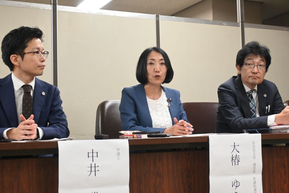 大椿裕子社民党副党首がヘイトスピーチ訴訟勝訴判決後の記者会見で話す様子