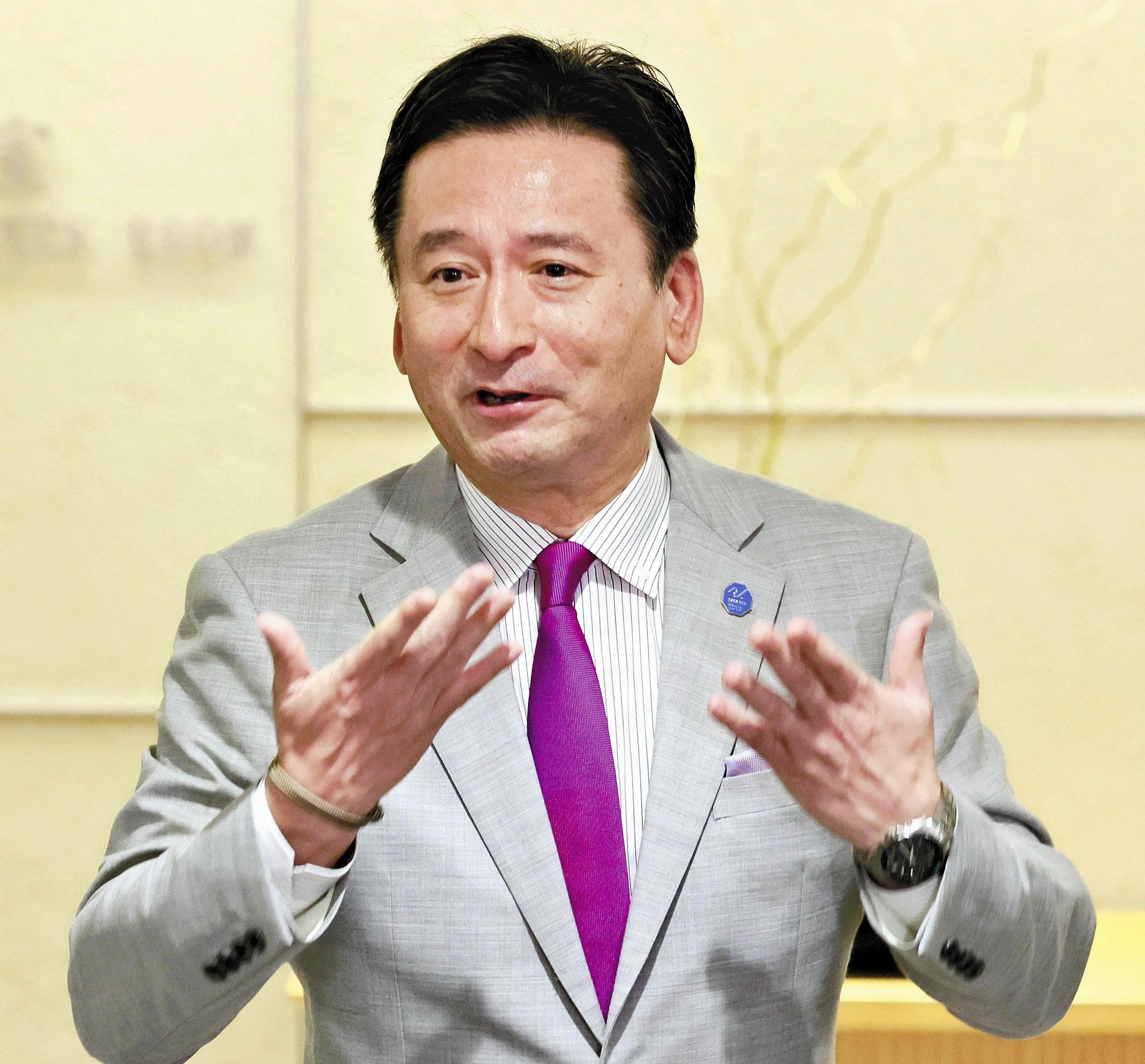 意見交換会後、報道陣の取材に応じる山口佐賀県知事。西九州新幹線の未整備区間問題について語った。