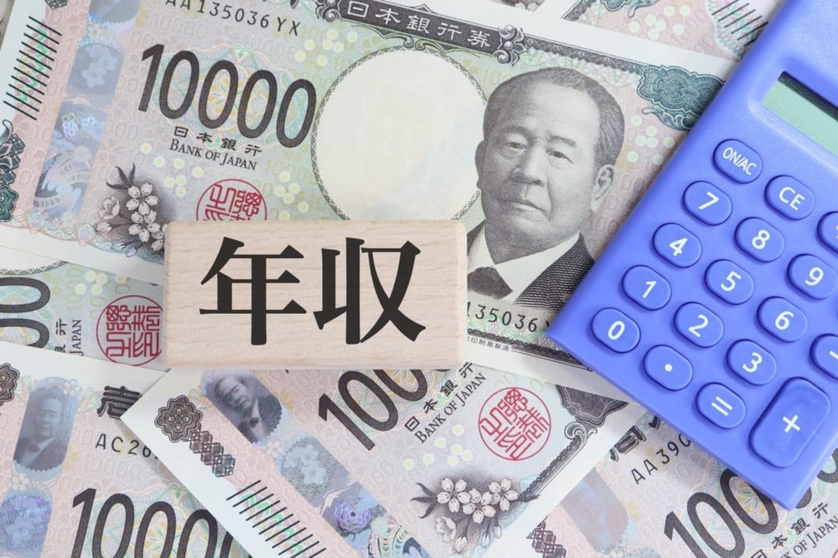都心で子育てをする共働き夫婦が、年収1200万円でも家計にゆとりを感じにくい状況を考える様子。