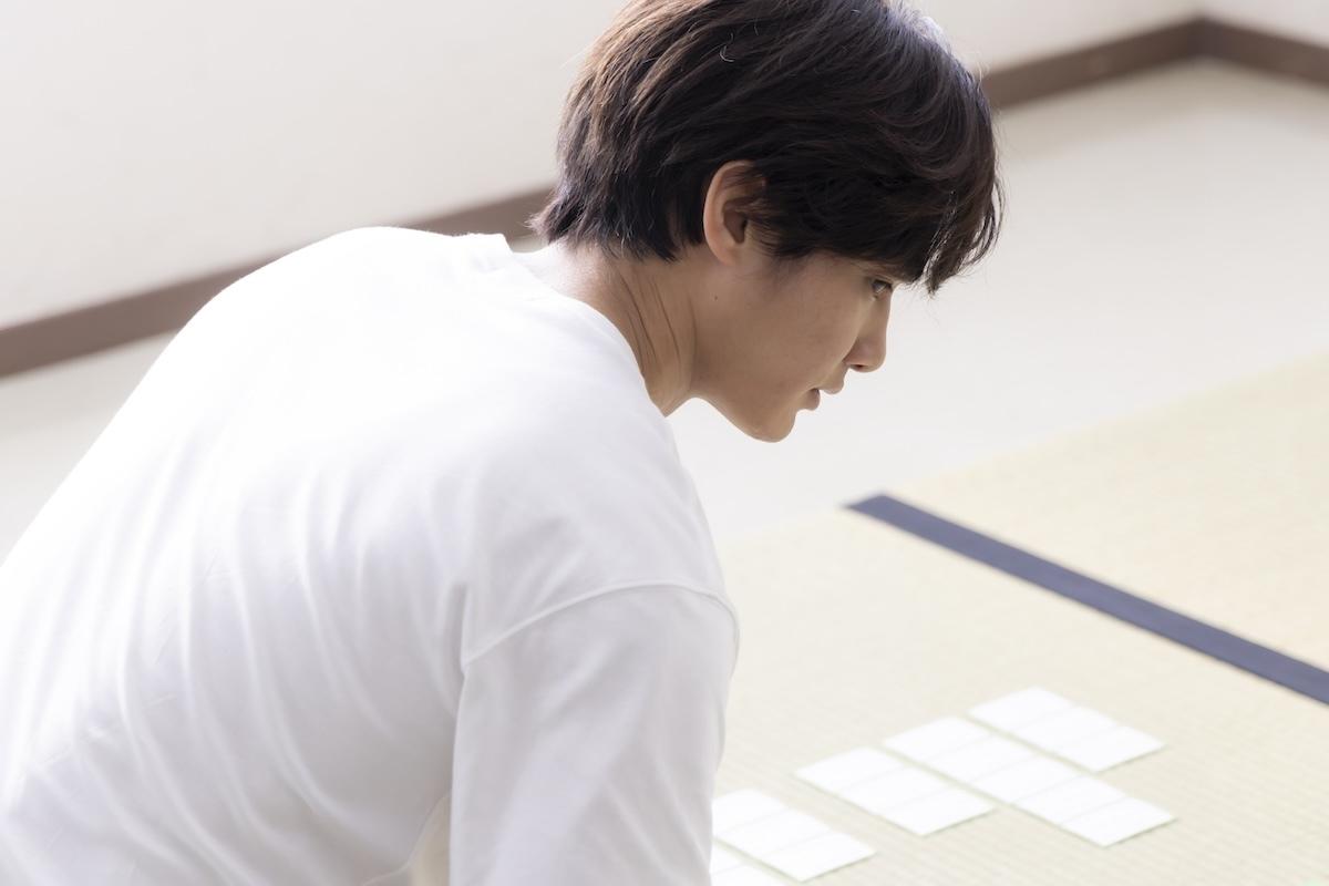 當真あみ主演のドラマ『ちはやふる－めぐり－』主要キャラクター集合ビジュアル。競技かるたを巡る青春群像劇の期待感を表現。