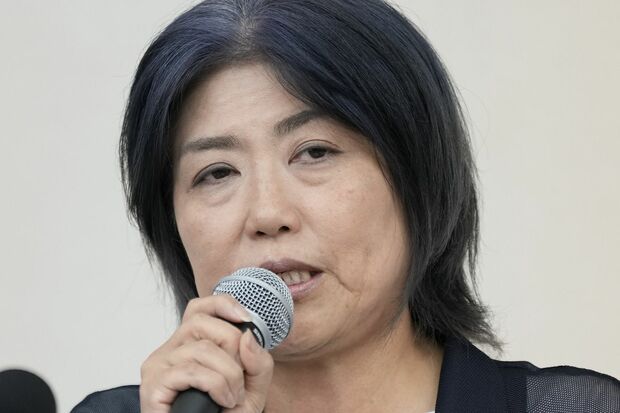 学歴詐称疑惑で注目が集まる伊東市の田久保眞紀市長の姿。公務の合間にも「うたプリ」への愛が垣間見えるかのような表情が印象的だ。