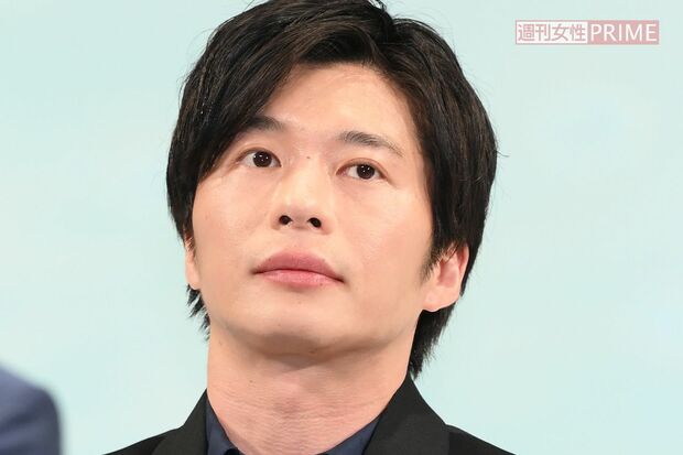 田中圭、ポーカー世界大会で金髪パーマと丸メガネの“開き直りスタイル”でプレイする姿