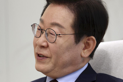 ソウルでの読売新聞単独インタビューに応じる李在明韓国大統領の様子