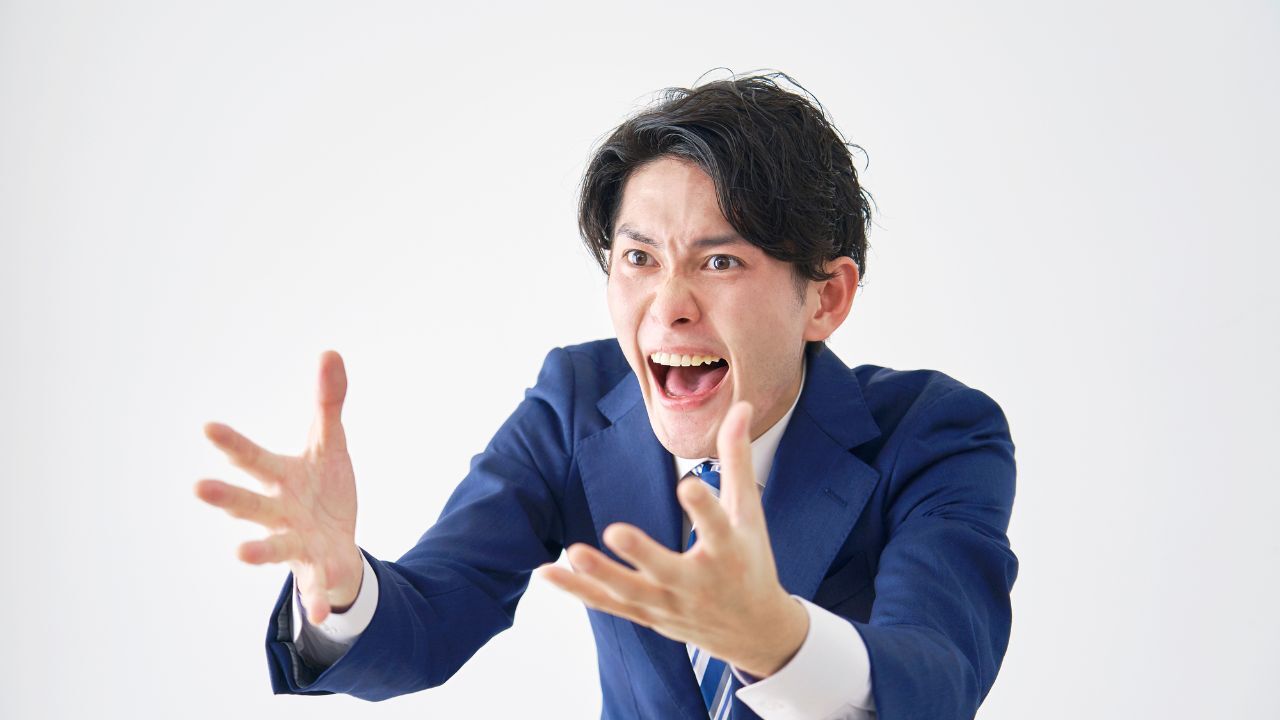 スマートフォンで自身の年金記録を確認し、将来の年金について考える若者